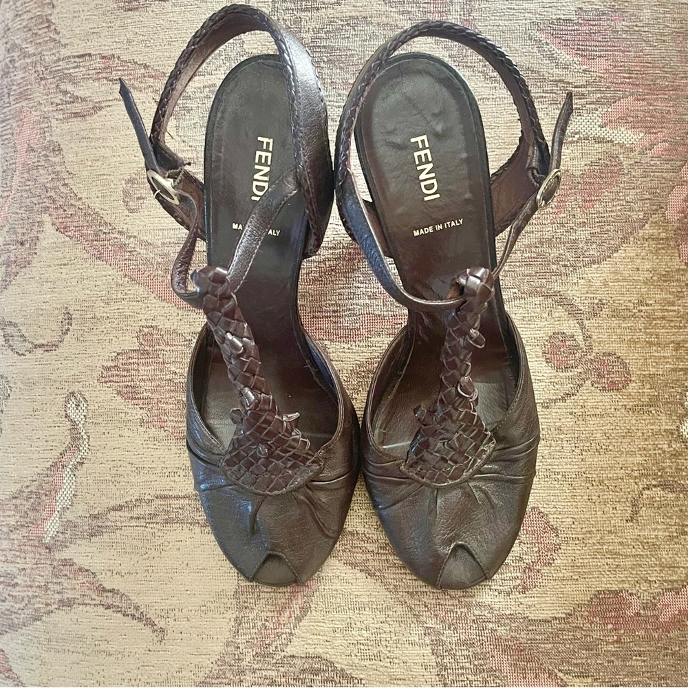 Rare Vintage FENDI Spy Sandals Beautiful Peep Toe with T Strap